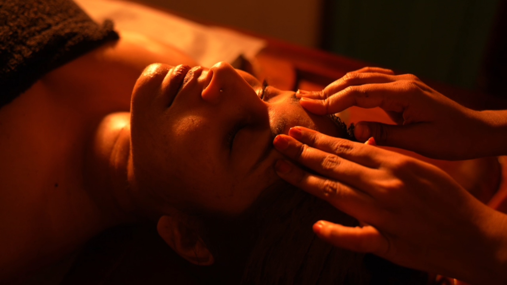 A warm-oil Ayurvedic treatment during the wellness retreat